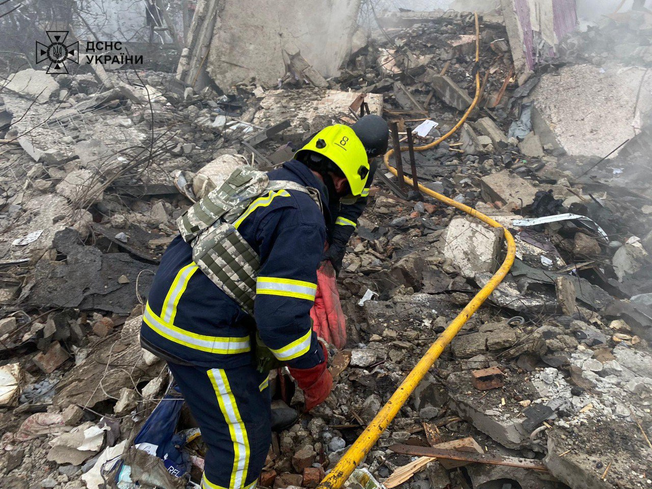 До 3 людей зросла кількість загиблих внаслідок ракетного удару по житловому будинку у Полтаві: фото — фото 1