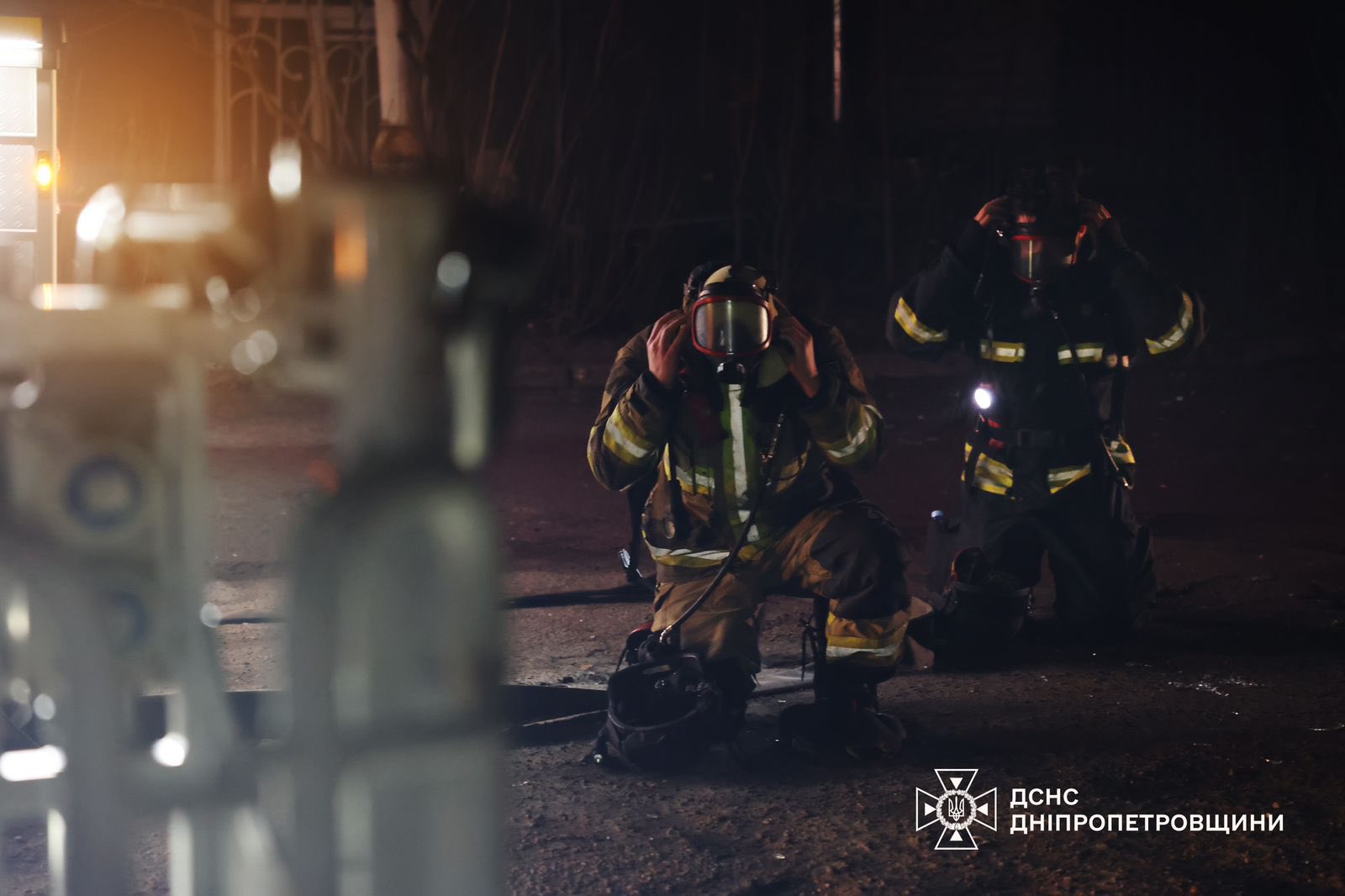 Повреждены предприятия, здание СМИ, дома и магазины: спасатели показали последствия обстрела Днепра — фото 3