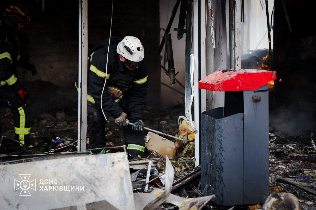Россияне ударили по АЗС в Харьковской области: 6 человек пострадали (фото) — фото 9