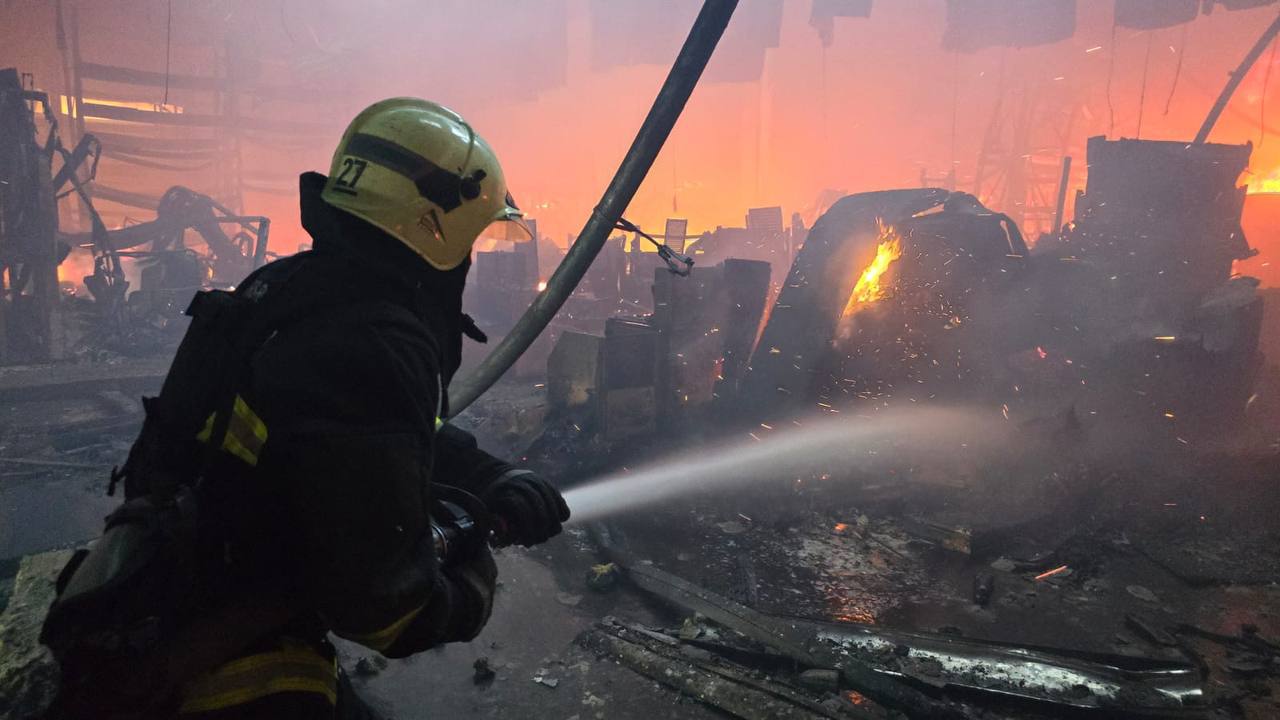 Удар по ”Епіцентру” у Харкові: рятувальники показали, як працюють усередині гіпермаркету — фото 4