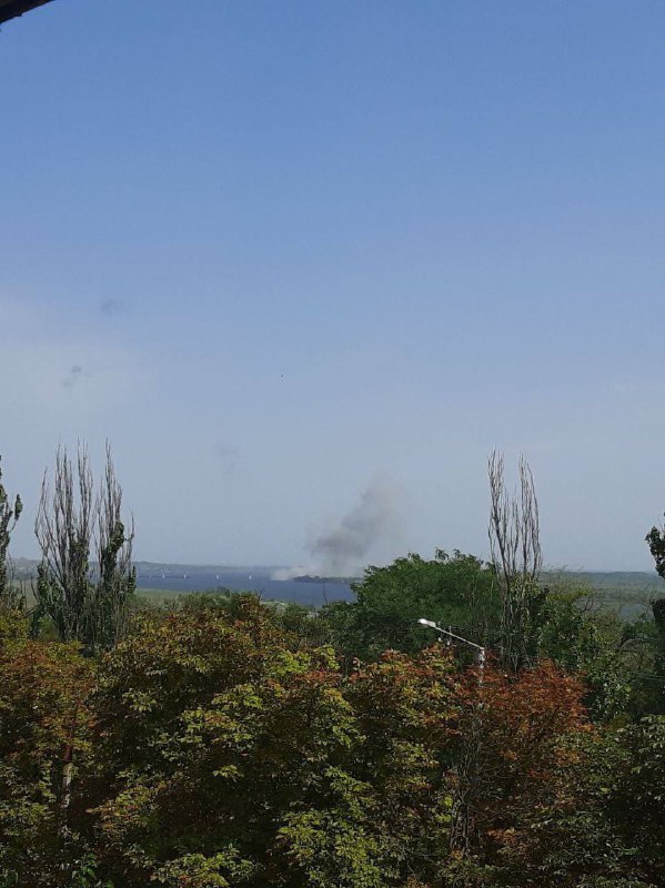 В Херсоне прогремели взрывы в районе Антоновского моста: фото и видео — фото 2