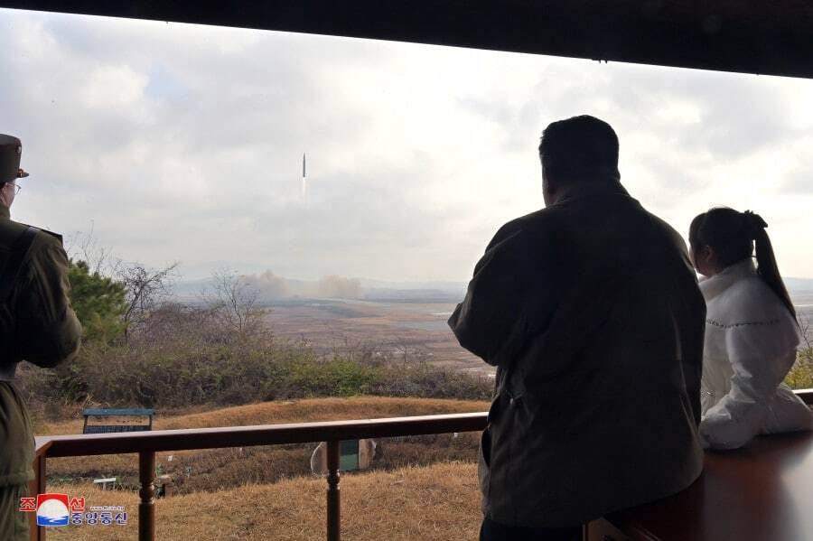 Ким Чен Ын впервые показал дочь на полигоне по испытанию ракеты Hwasongpho-17 — фото 4