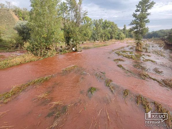 Вода в реке Ингулец побагровела после российского удара по дамбе: фото — фото 5