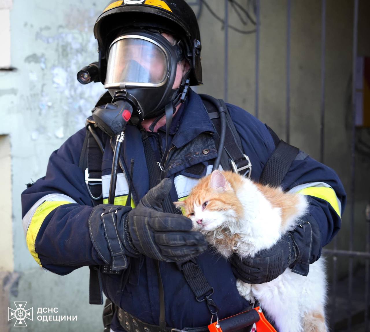 В Одессе спасатель погиб при тушении сильного пожара в самом центре города: фото — фото 1
