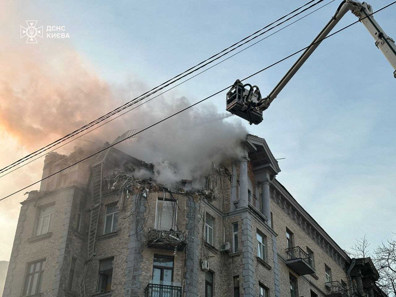 Під завалами житлового будинку у Києві знайшли загиблу жінку: фото — фото 6