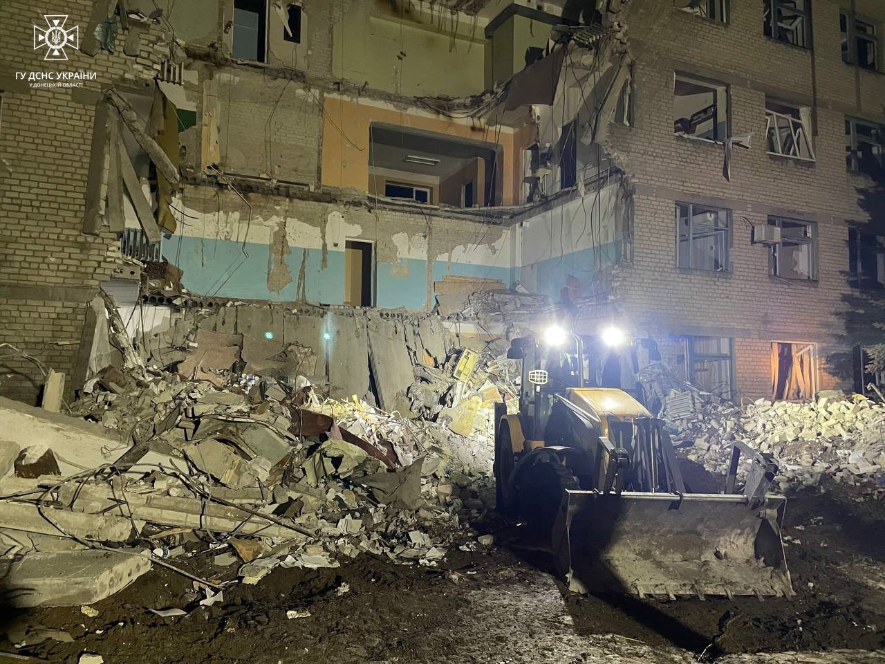 В Селидово под завалами больницы нашли тело: фото — фото