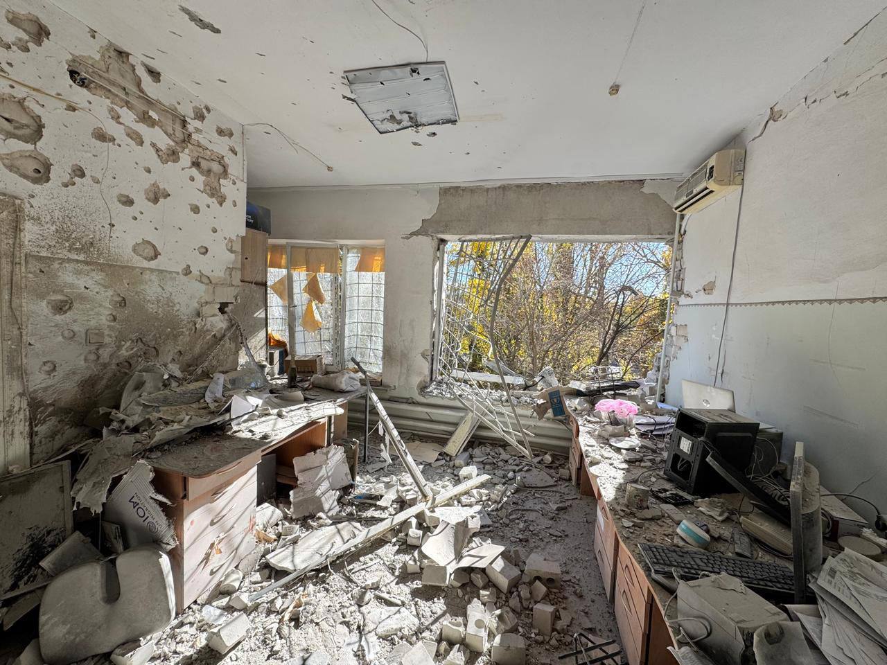 При ударе по детской больнице в Херсоне ранения получили 9 человек, среди них четверо детей — фото 6 При ударе по детской больнице в Херсоне ранения получили 9 человек, среди них четверо детей — фото 6