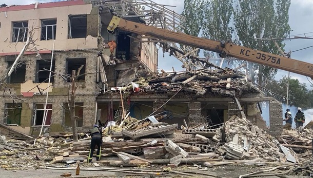 Под завалами школы в Краматорске нашли троих погибших — фото 1