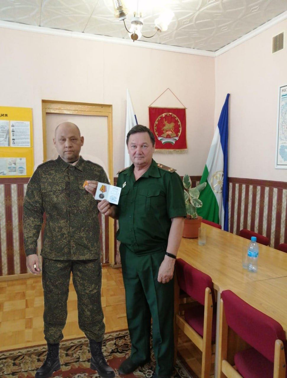 В Башкортостане чиновники прифотошопили военного на фото с его награждением — фото