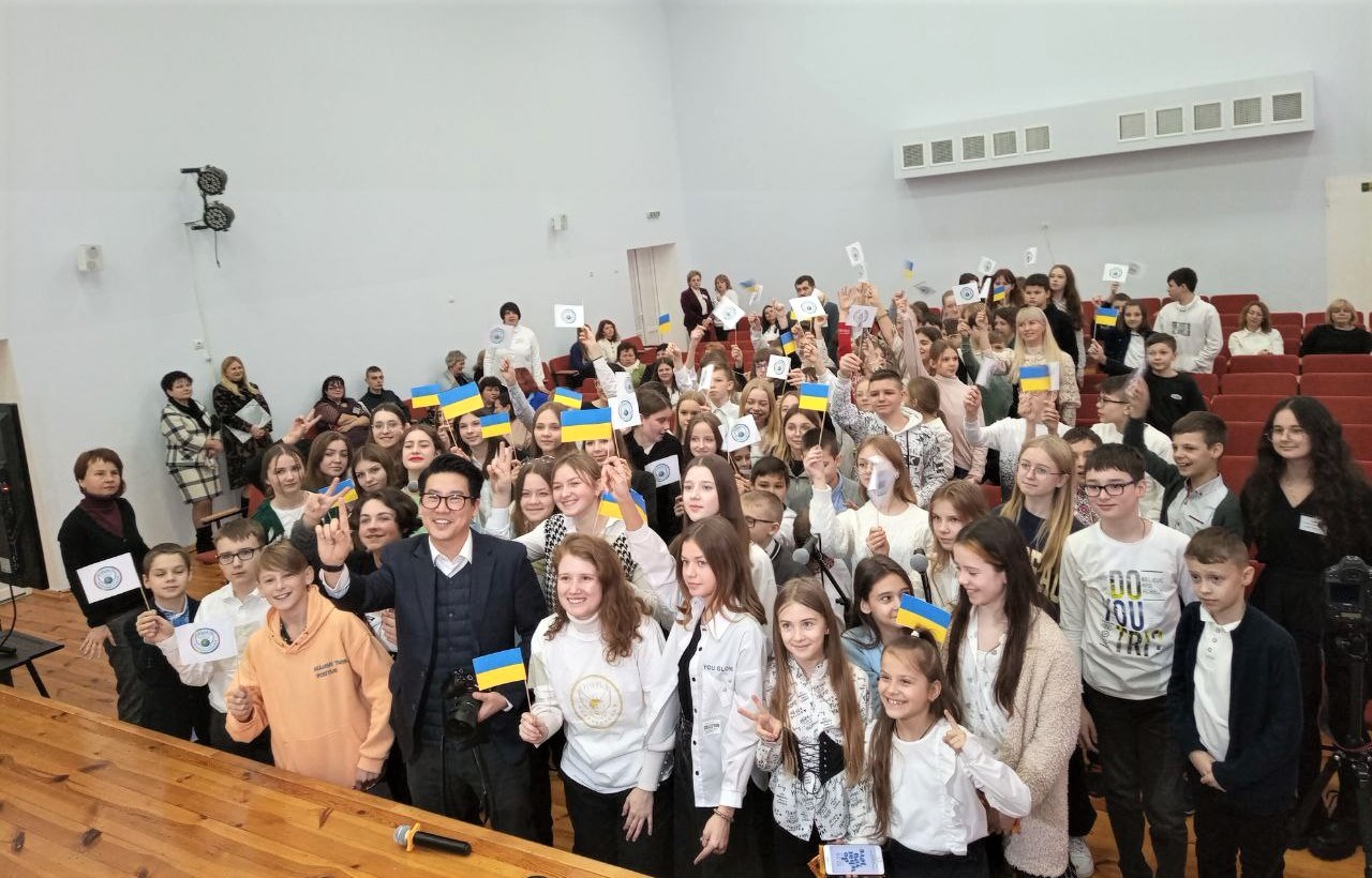В Луцке подписали 12 меморандумов о внедрении прогрессивного международного образования мира — фото