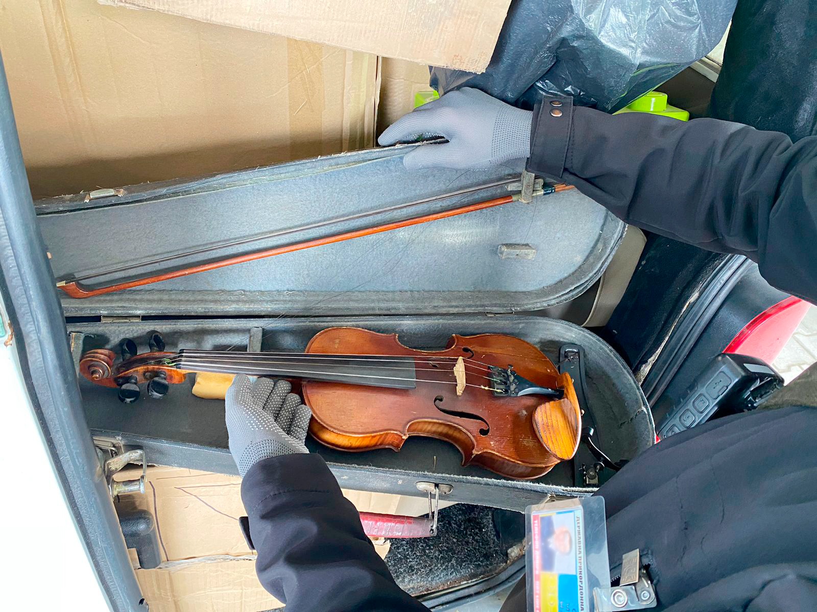 Из Украины пытались вывезти скрипку Страдивари: фото — фото