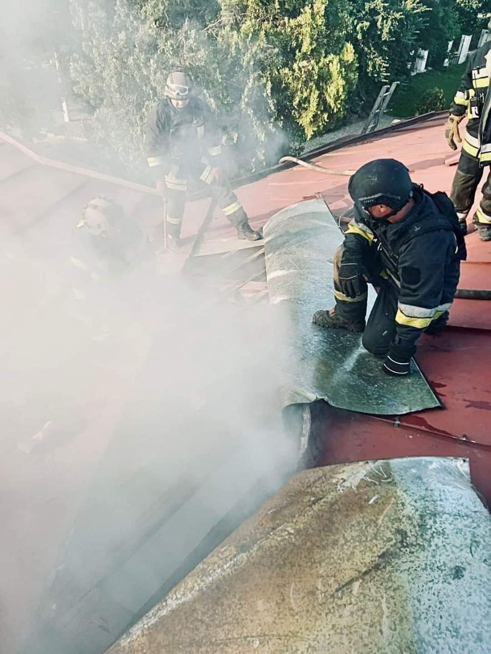 Россияне обстреляли спасателей, которые тушили пожар в соборе после утреннего удара: фото — фото