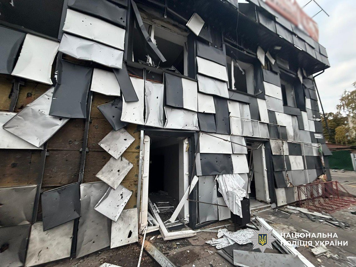 Россия нанесла удары по Нежину: ранены трое людей, повреждена ”Новая почта”, жилой дом, магазин — фото 1