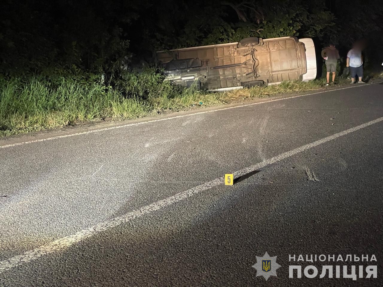 На Вінниччині перекинувся автобус з дітьми: фото — фото