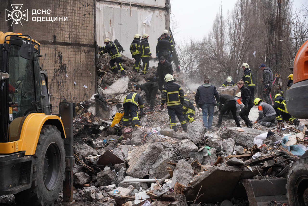 Число жертв удара по дому в Одессе продолжает расти: фото — фото