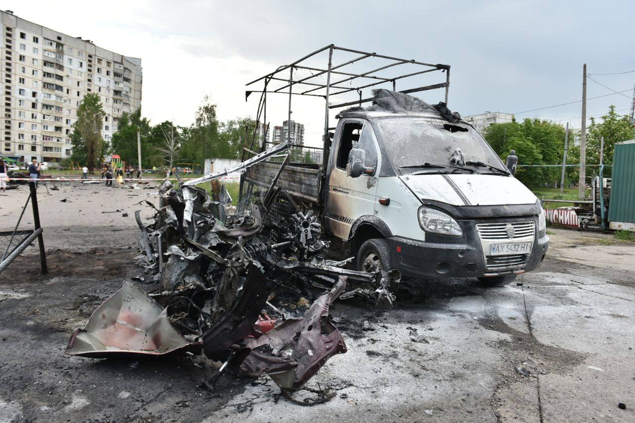 Появились кадры последствий обстрела Харькова: водителю троллейбуса ампутировало ноги — фото 14