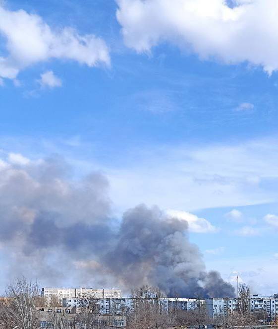 В Энергодаре вспыхнул масштабный пожар: оккупанты заявили об атаке дронами (фото) — фото