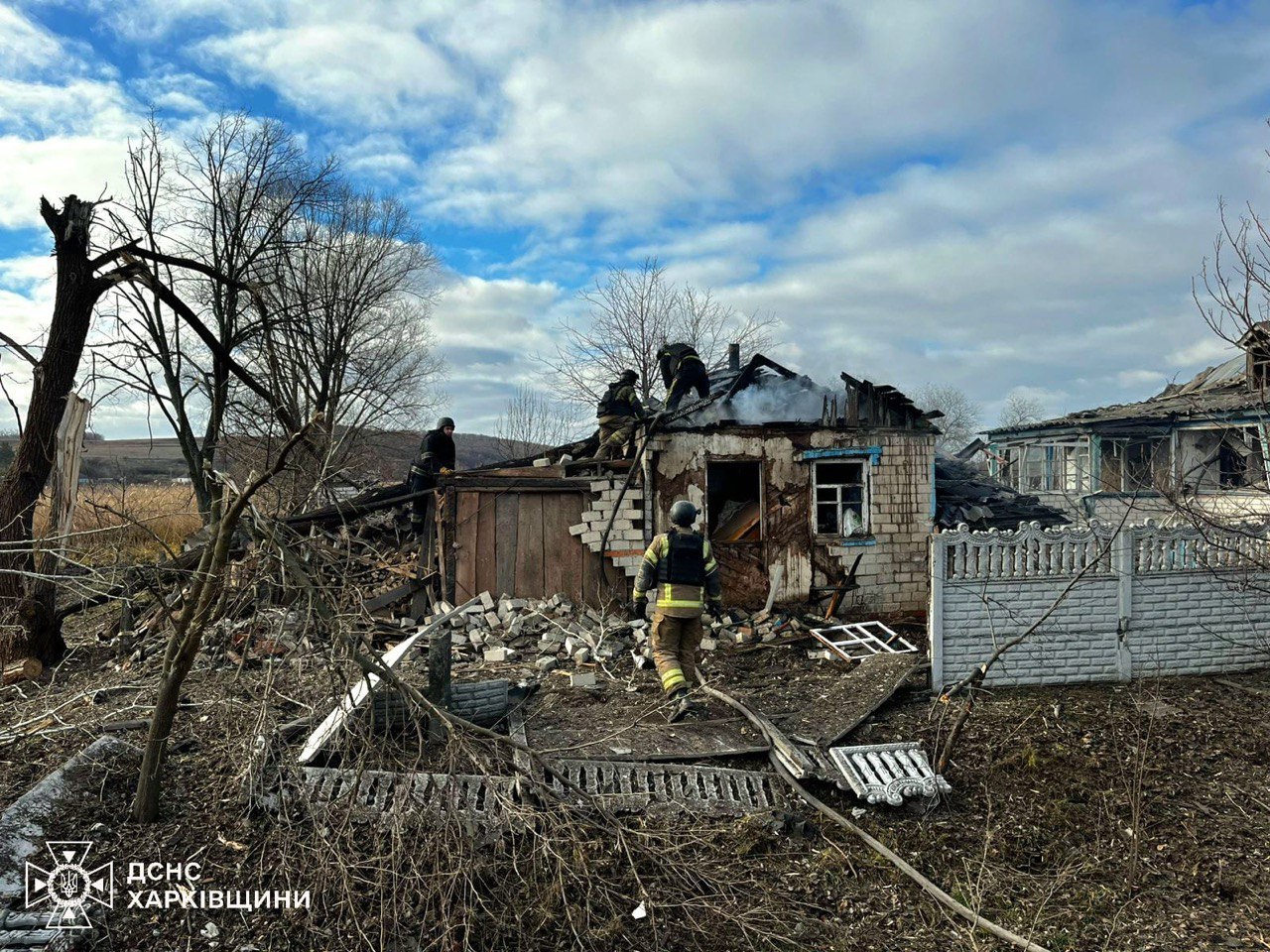 Росіяни завдали авіаудару по житлових будинках у Харківській області: фото — фото 3