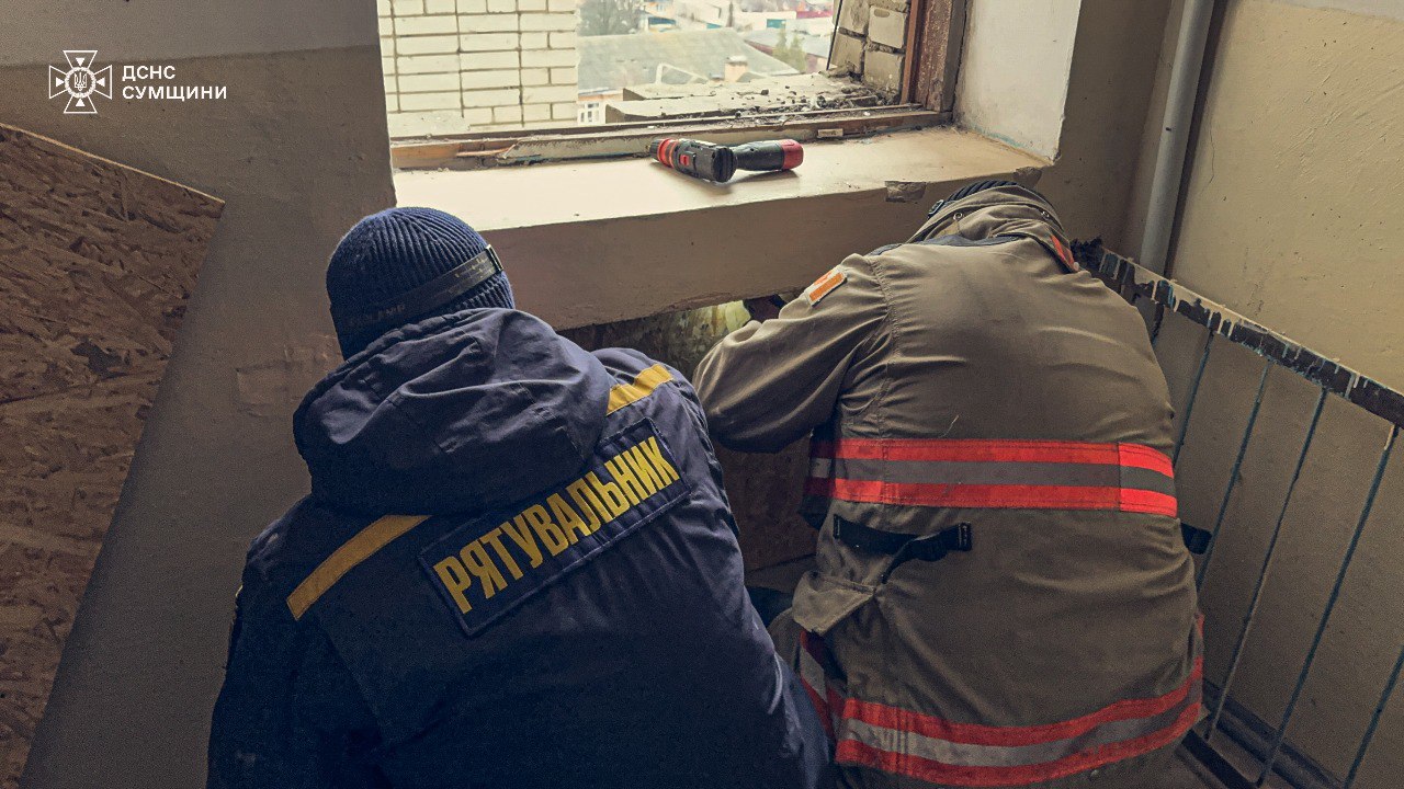 В Ахтырке продолжаются аварийно-восстановительные работы после российского удара: кадры — фото 3