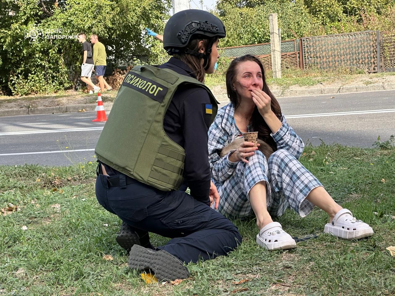 Спасатели показали кадры с места обстрела Запорожья — фото 3