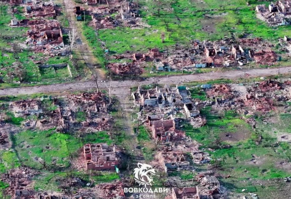 Вовчанськ повністю знищено росіянами: бійці 34 ОМПБ показали фото через рік після початку штурмів — фото 3
