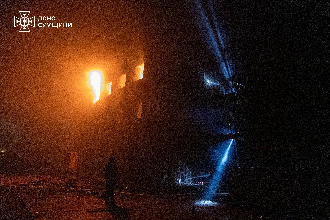 Одинадцять людей постраждали внаслідок російського обстрілу Сум — фото 1