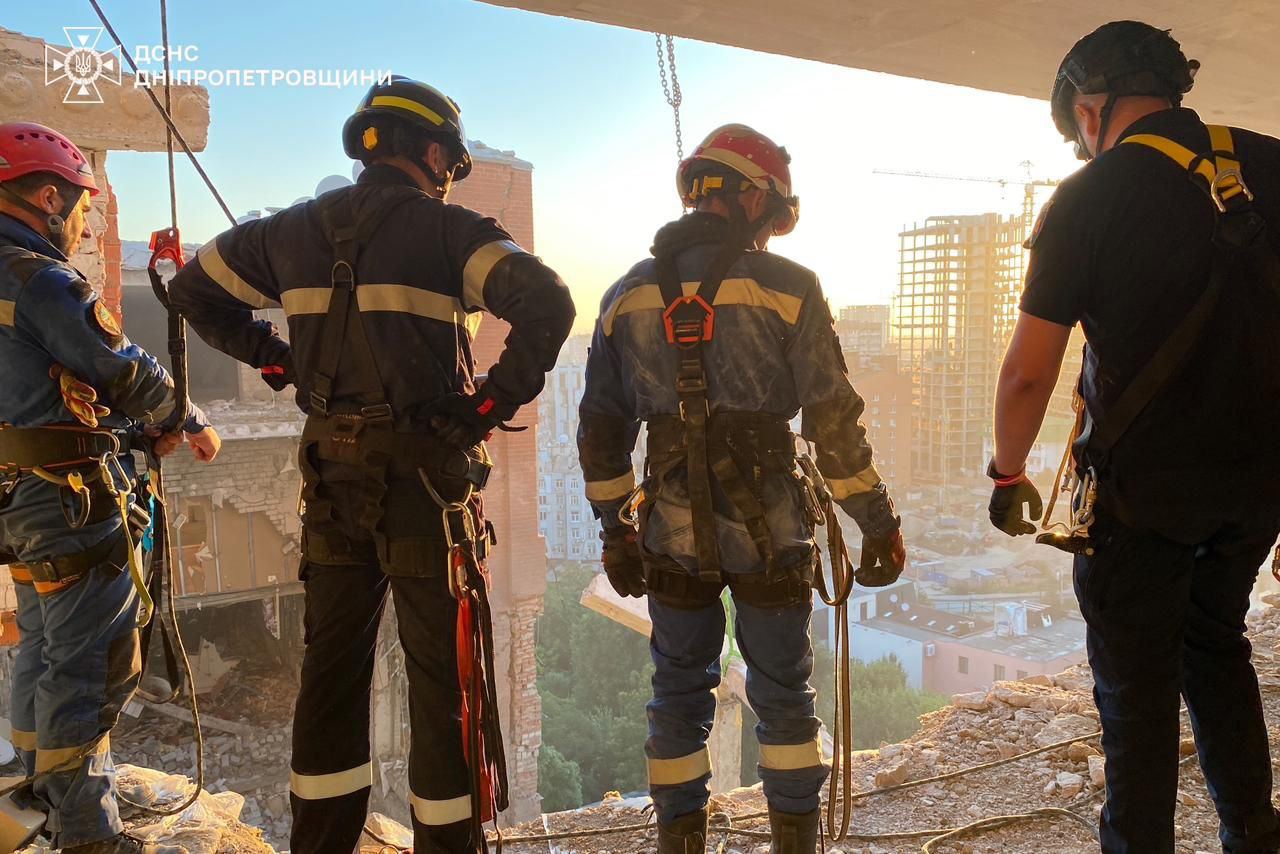 Пять человек считаются пропавшими без вести после удара по многоэтажке в Днепре   — фото 5