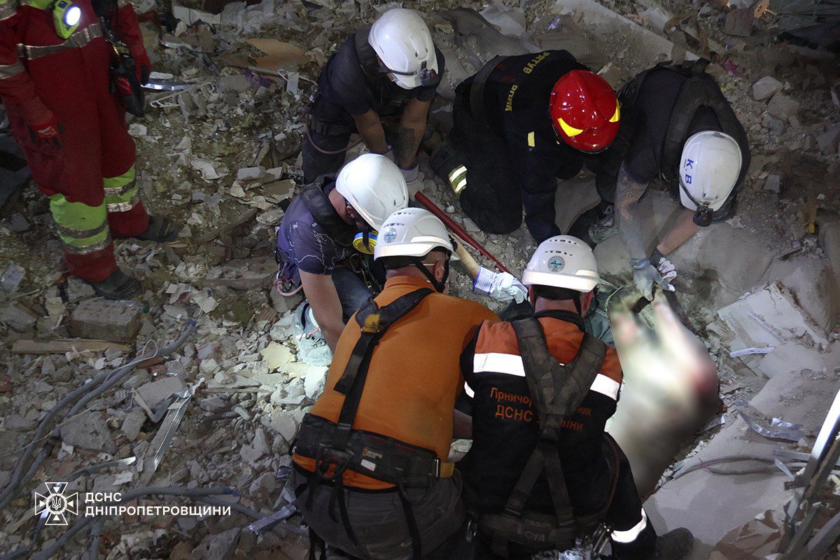 Под завалами в Днепре нашли тело еще одной женщины — фото