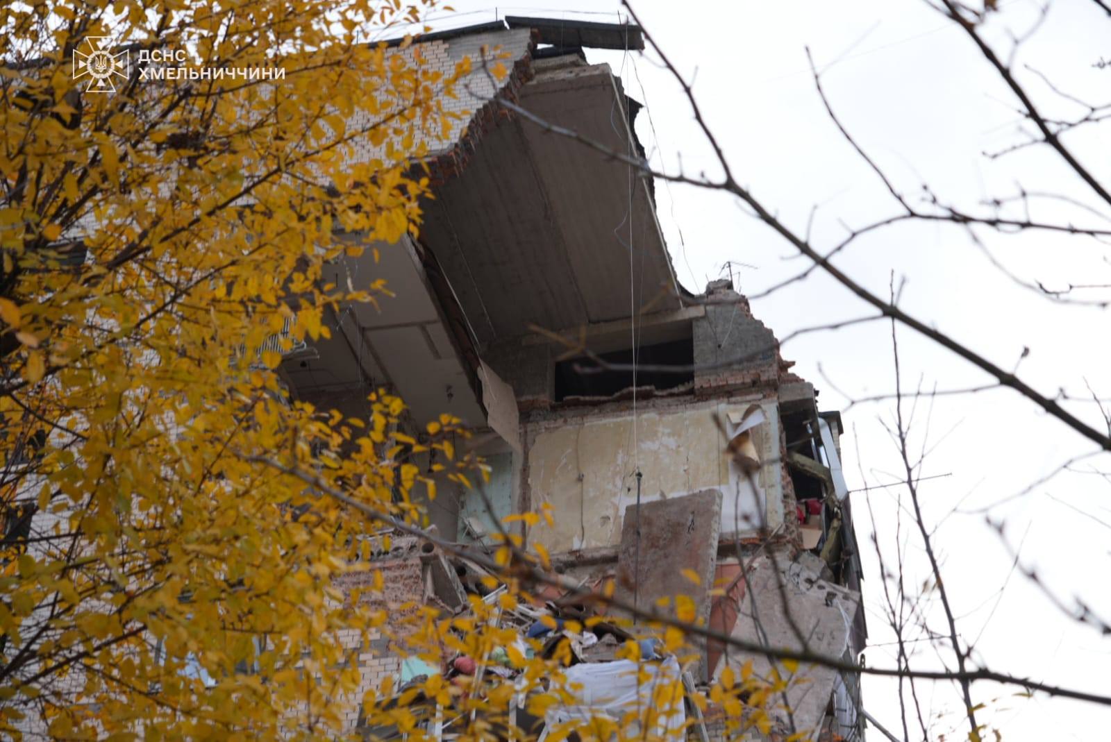Под завалами может быть человек: спасатели показали первые фото с места взрыва в Хмельницком — фото 5 Под завалами может быть человек: спасатели показали первые фото с места взрыва в Хмельницком — фото 5