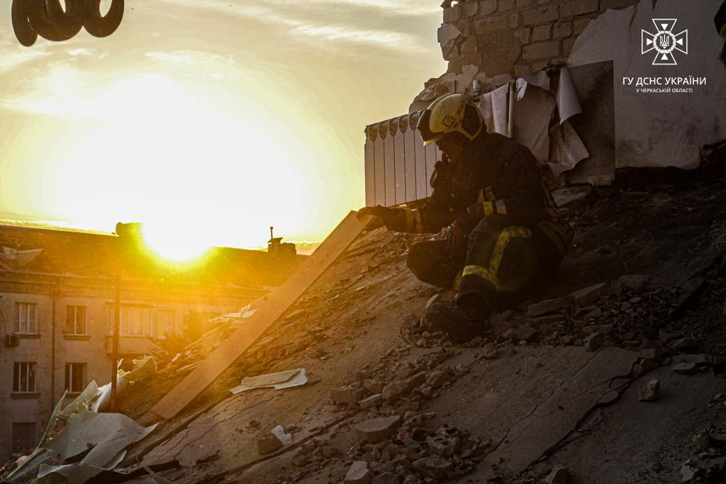 Рятувальники всю ніч розбирали завали готелю у Черкасах: з'явилися кадри наслідків російського удару — фото