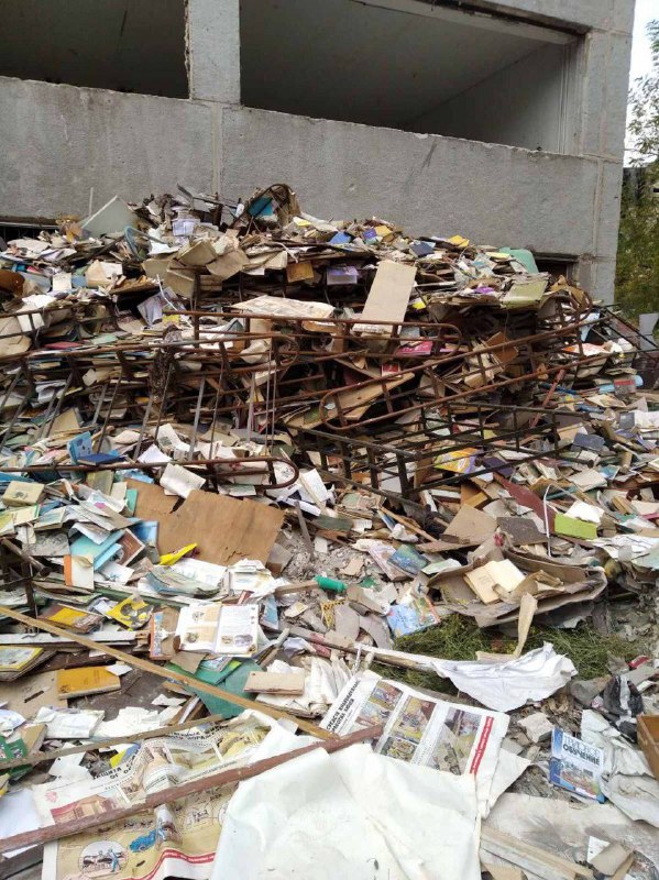 Россияне в Мариуполе массово сжигают украинские книги: фото  — фото 1
