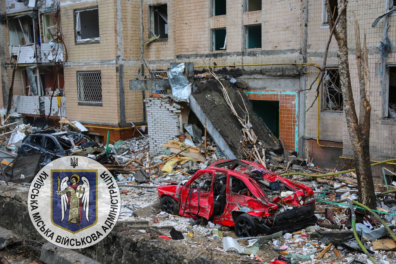 Растет число жертв ракетного удара в Соломенском района Киева: фото последствий российской атаки — фото 5