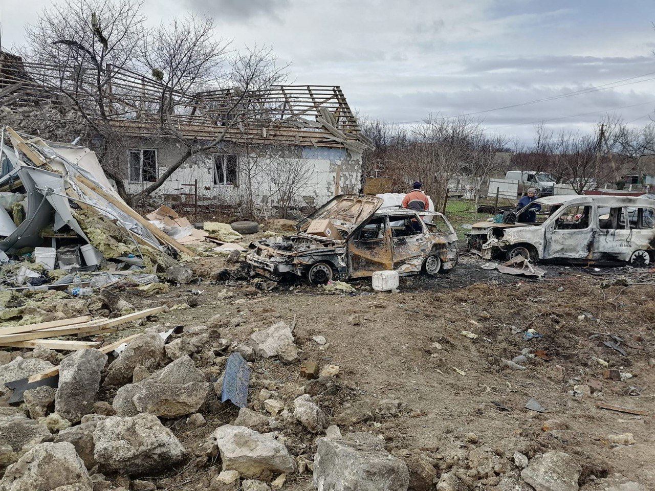 Росіяни знищили будівлю сільради та модульні будинки переселенців у Херсонській області: фото — фото