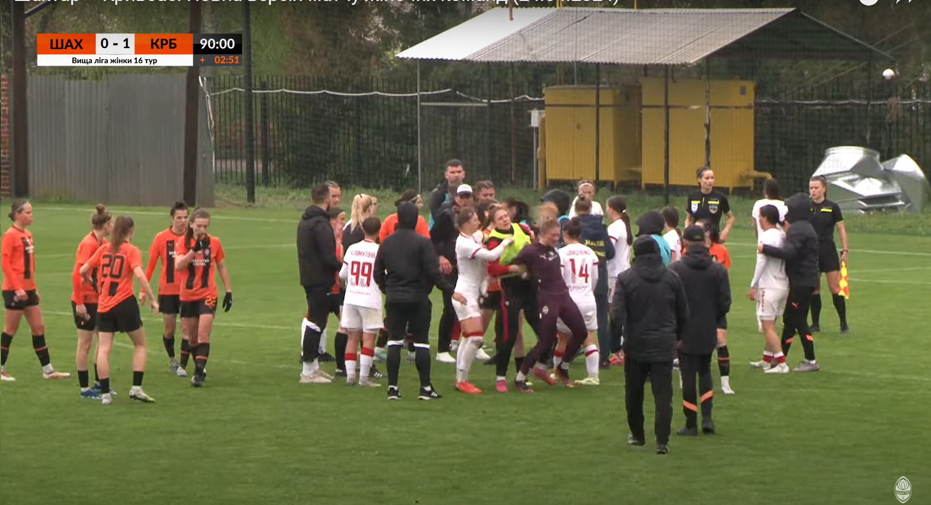 Матч жіночого чемпіонату з футболу закінчився епічною масовою бійкою: фото, відео — фото