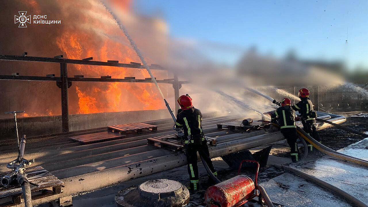 В Киевской области не могут потушить пожар на предприятии после российской атаки: фото — фото 1