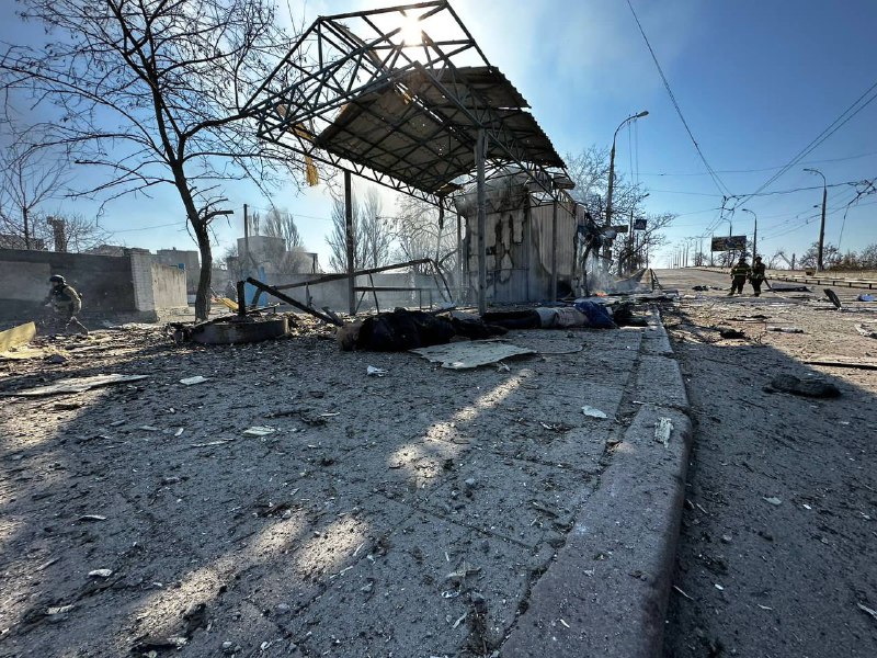 В Херсоне россияне обстреляли автобусную остановку: трое погибших (фото) — фото