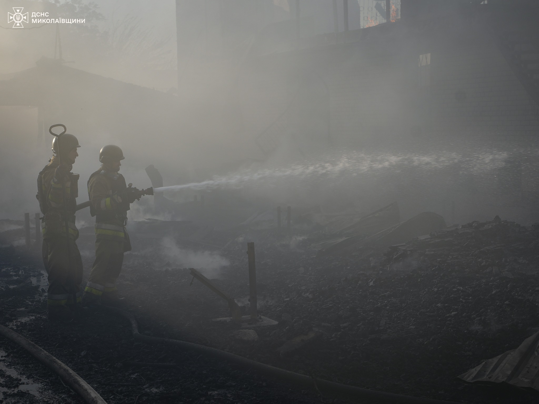 Масштабный пожар на деревообрабатывающем предприятии в Николаеве ликвидировали: кадры — фото 2