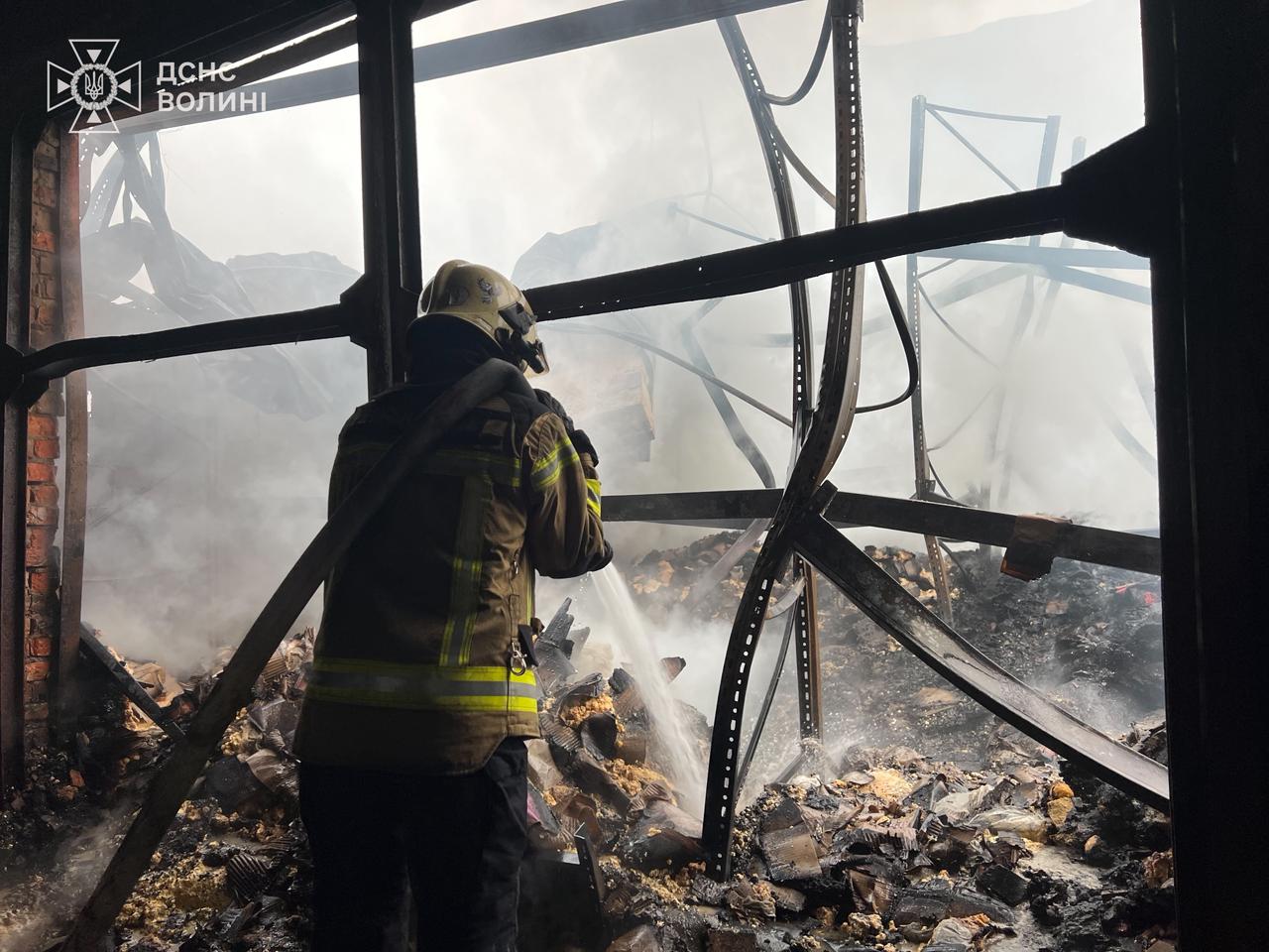 У Луцьку після російської атаки горить продуктовий склад: фото, відео — фото 3