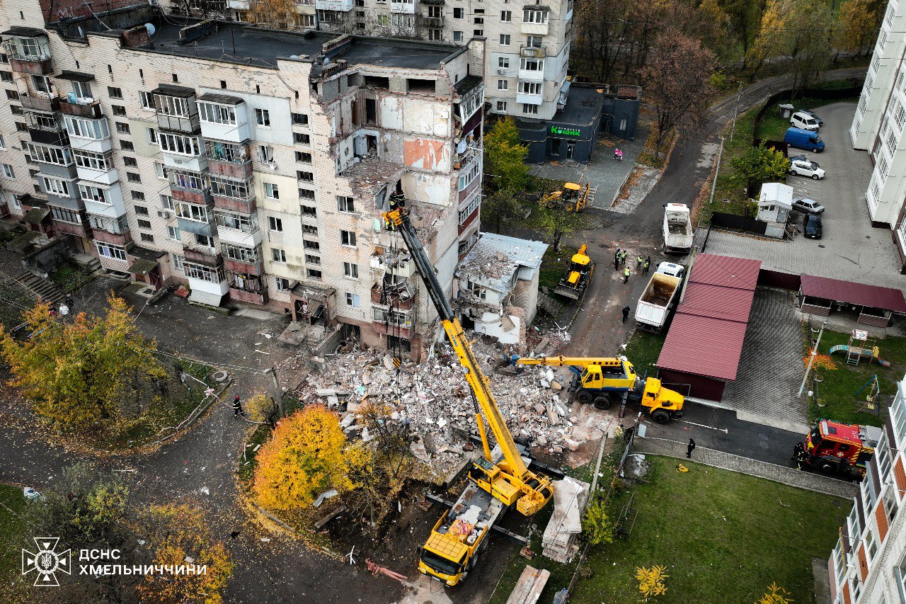 Під завалами житлового будинку у Хмельницькому знайшли тіла двох людей — фото 7