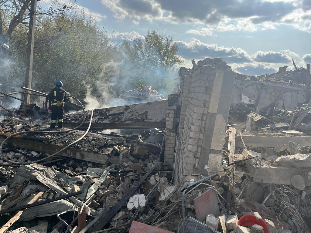 Россияне ударили по магазину и кафе в селе под Купянском: известно о 49 погибших — фото 1