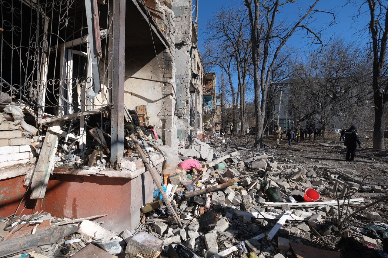 Обстрел жилого дома в Краматорске: один человек погиб, трое - ранены (фото) — фото