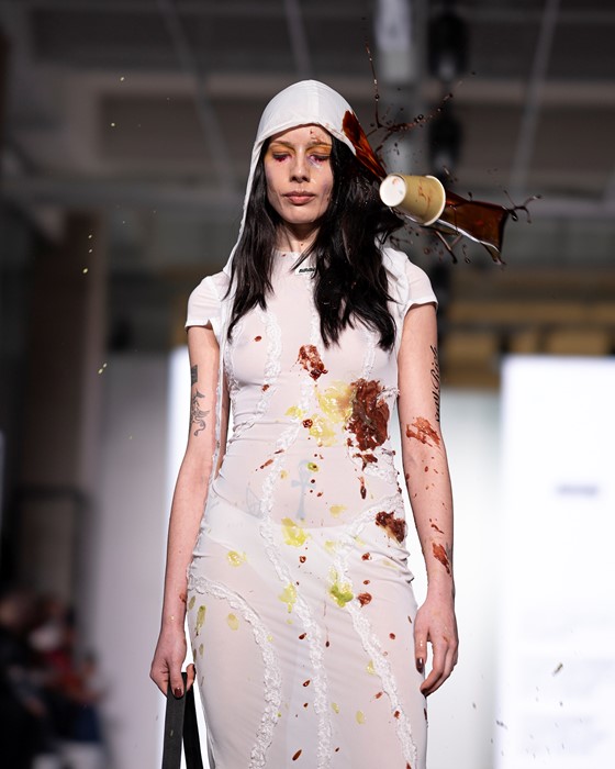 На Неделе моды в Милане зрители швыряли мусор в моделей: фото, видео — фото