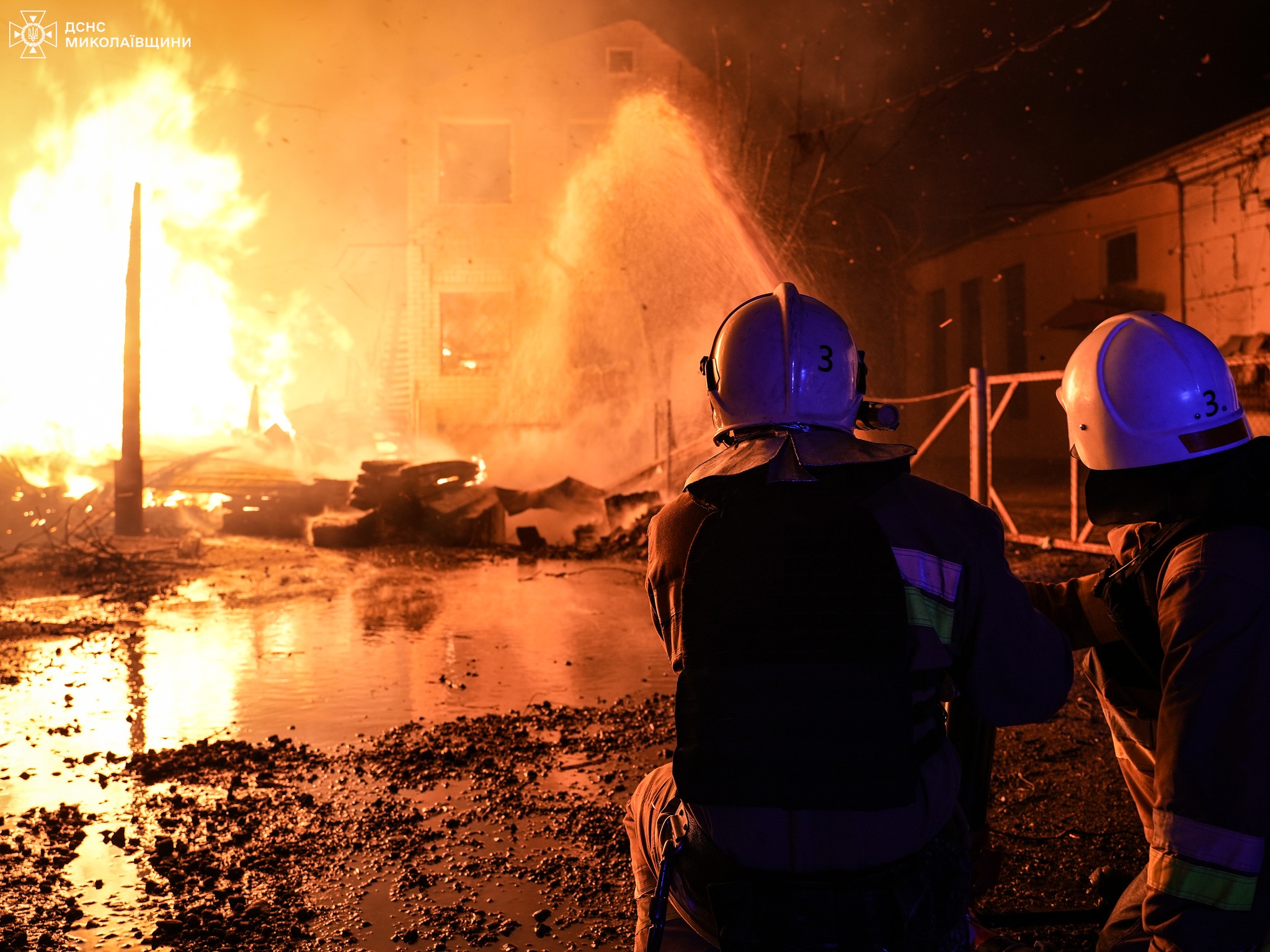 Масштабный пожар на деревообрабатывающем предприятии в Николаеве ликвидировали: кадры — фото 5