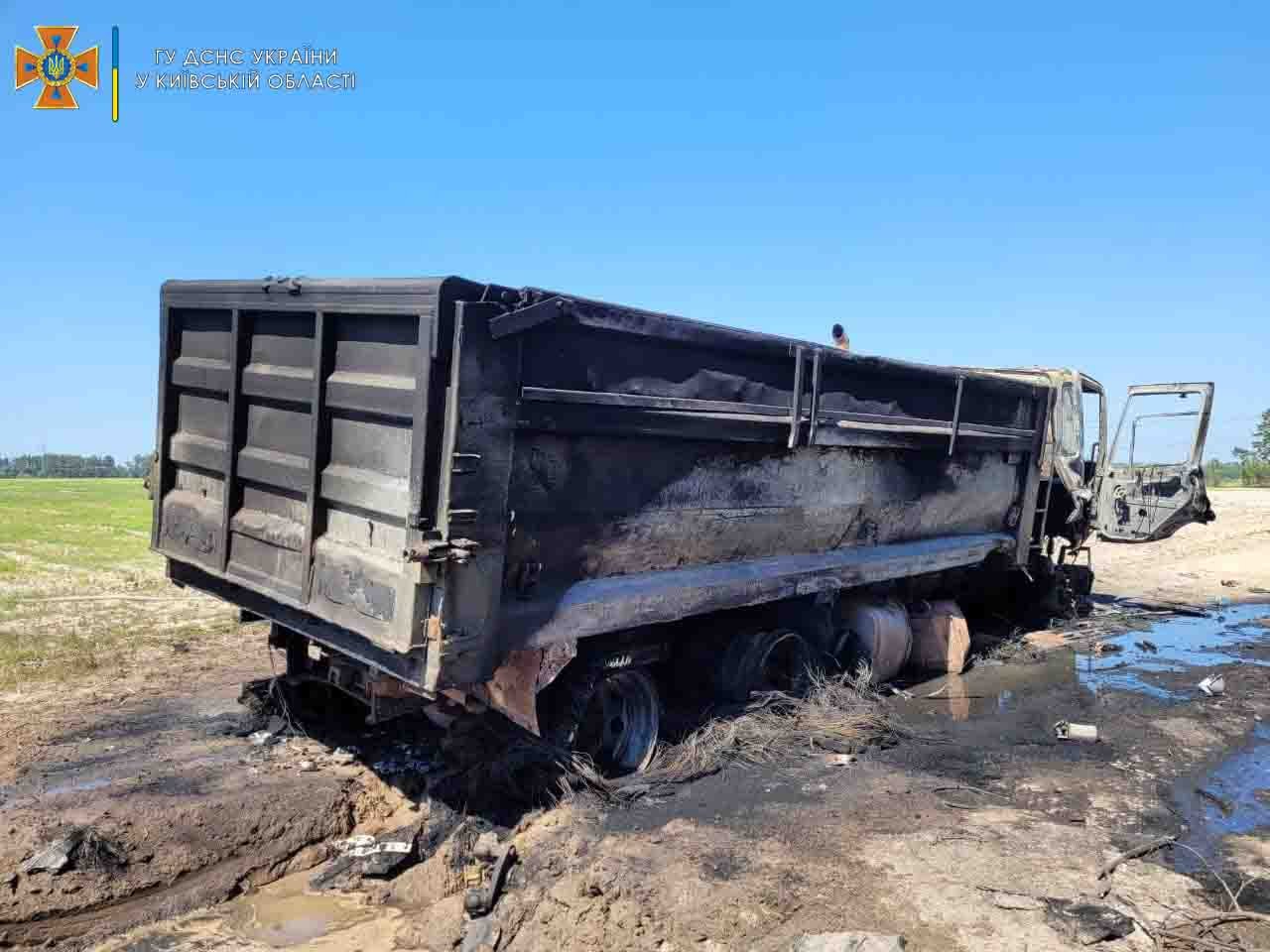 Автомобиль взорвался на российской мине в Киевской области: фото — фото 1