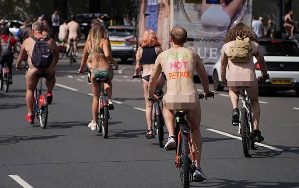 «Люди в голом» на велосипеде | «Англия»