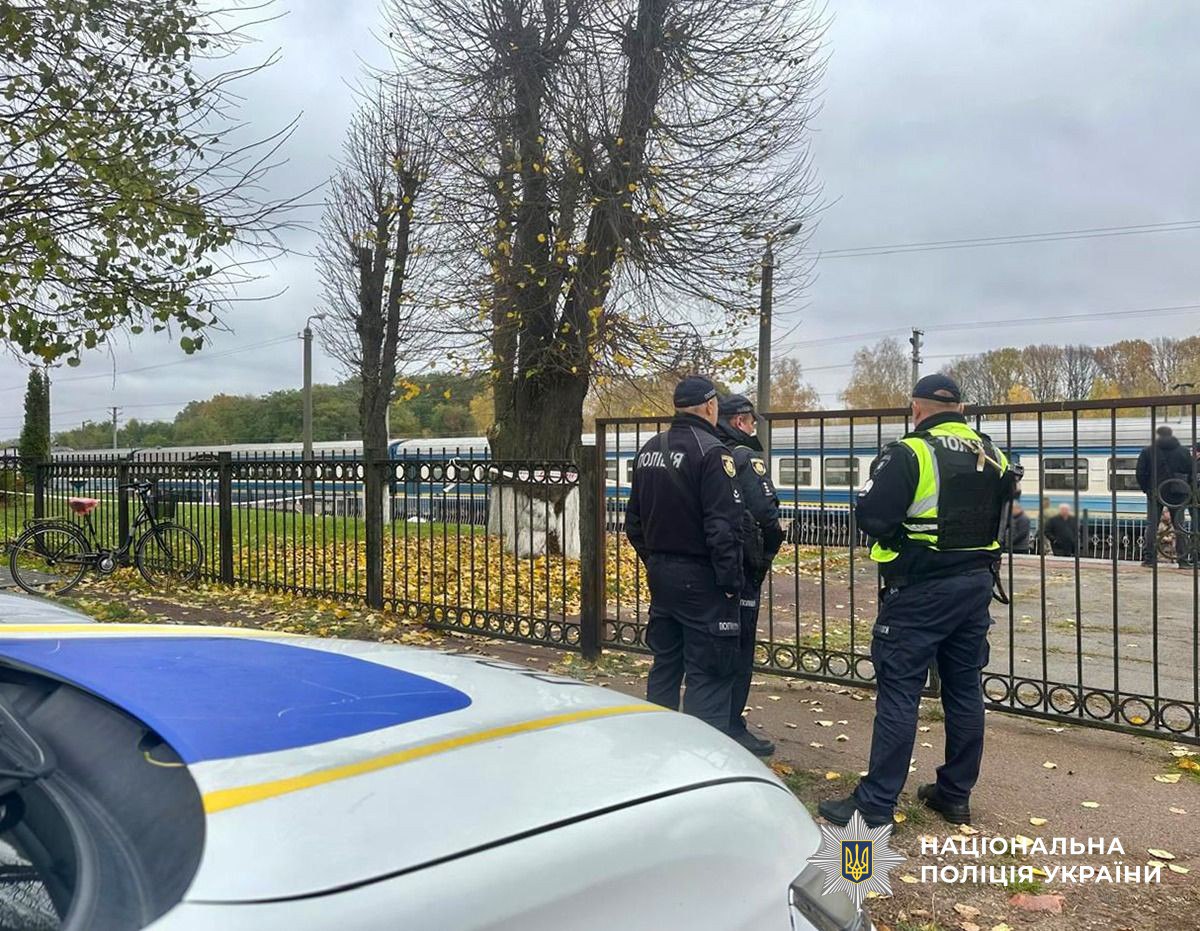 Взрыв на железнодорожном вокзале в Овруче: четыре человека погибли, еще 12 пострадали — фото 2