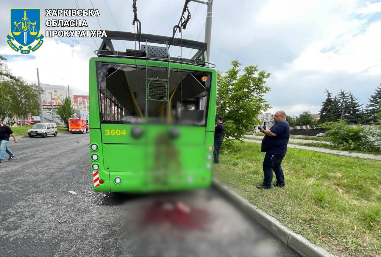 Появились кадры последствий обстрела Харькова: водителю троллейбуса ампутировало ноги — фото 10