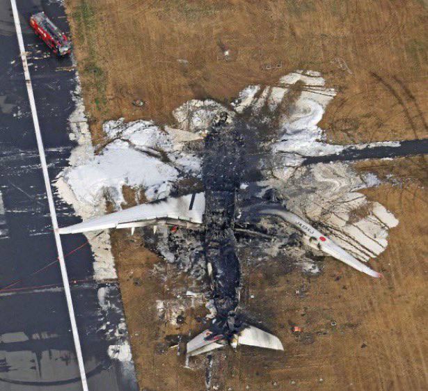 Появились кадры, снятые в салоне Airbus A-350, который горел после столкновения с судном береговой охраны — фото