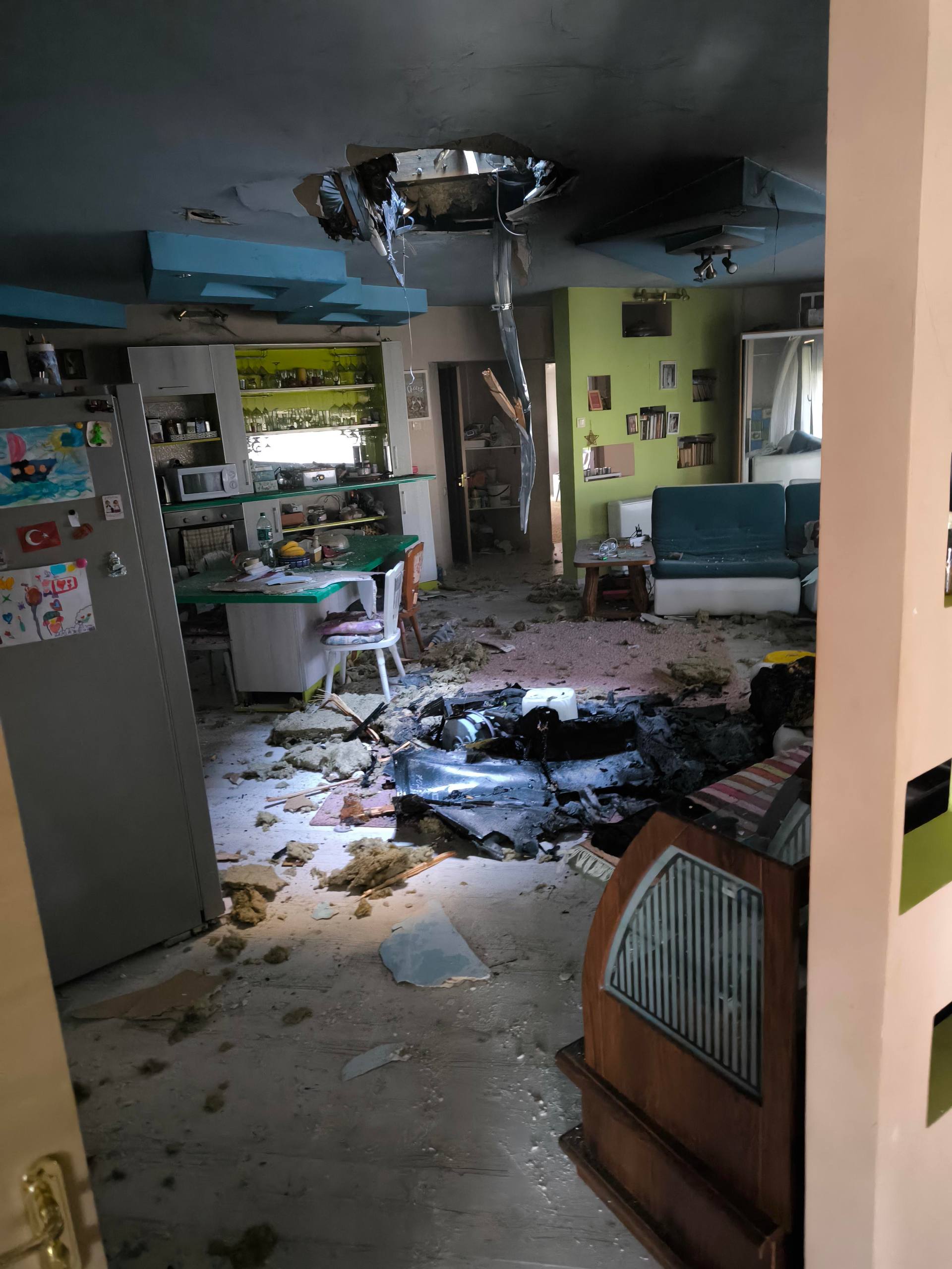 ”Шахед” с боевой частью в 100 кг пробил крышу и влетел в жилой дом в Николаеве: фото — фото 1