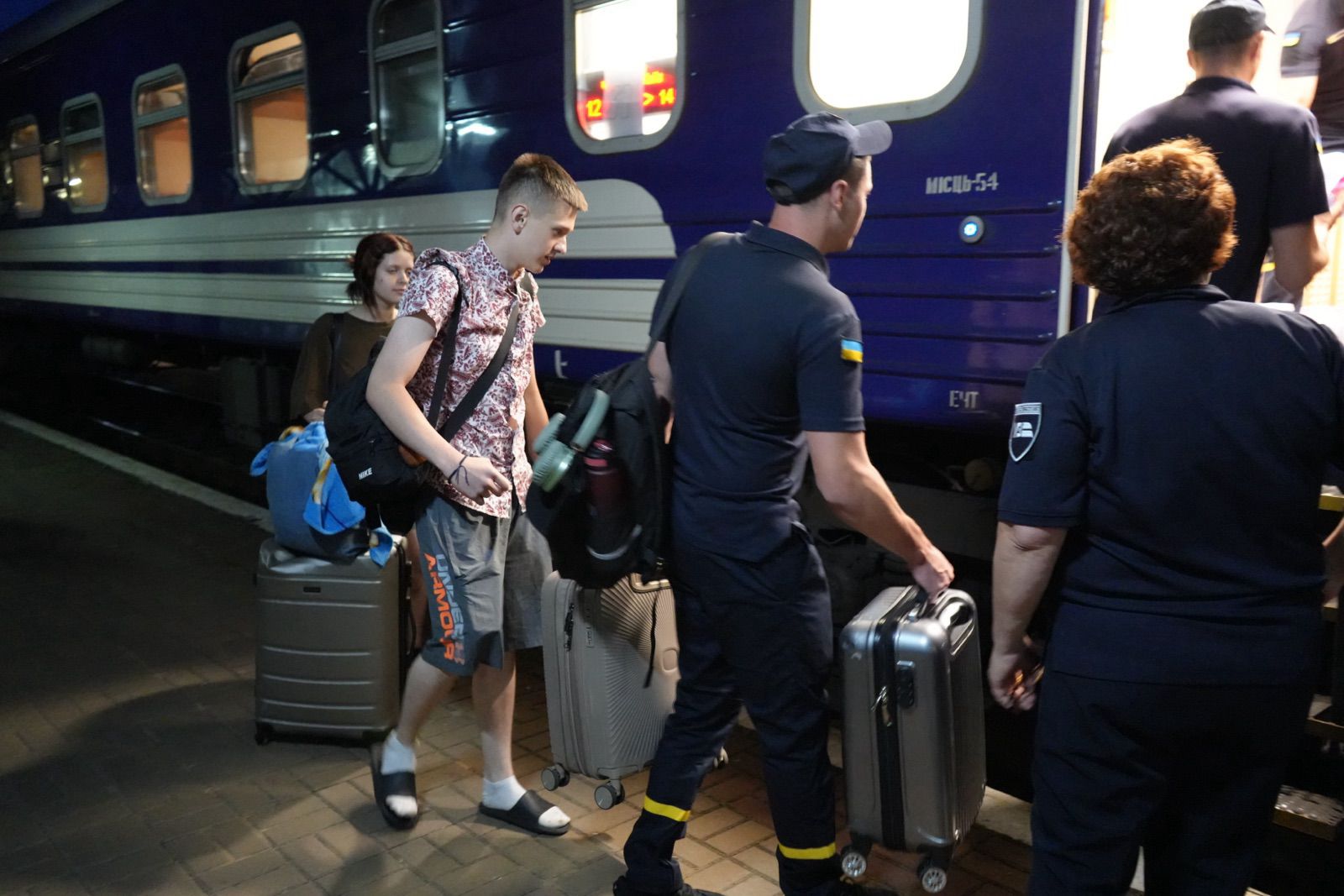 В Украину вернулась первая группа украинских подростков, которые пострадали в ДТП во Франции — фото 4